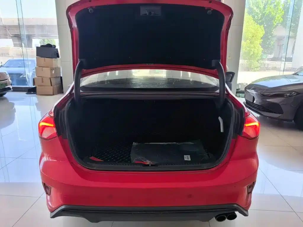 2020 Ford Focus Sedan EcoBoost 180 Automatic ST Line — миниатюра 19