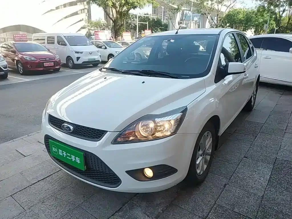 Ford Focus 2013 Hatchback Classic 1.8L Automatic Basic Model — миниатюра 1