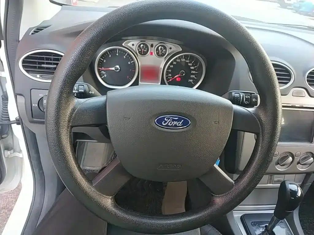 Ford Focus 2013 Hatchback Classic 1.8L Automatic Basic Model — миниатюра 11