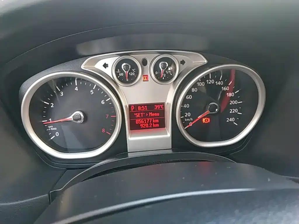 Ford Focus 2013 Hatchback Classic 1.8L Automatic Basic Model — миниатюра 12