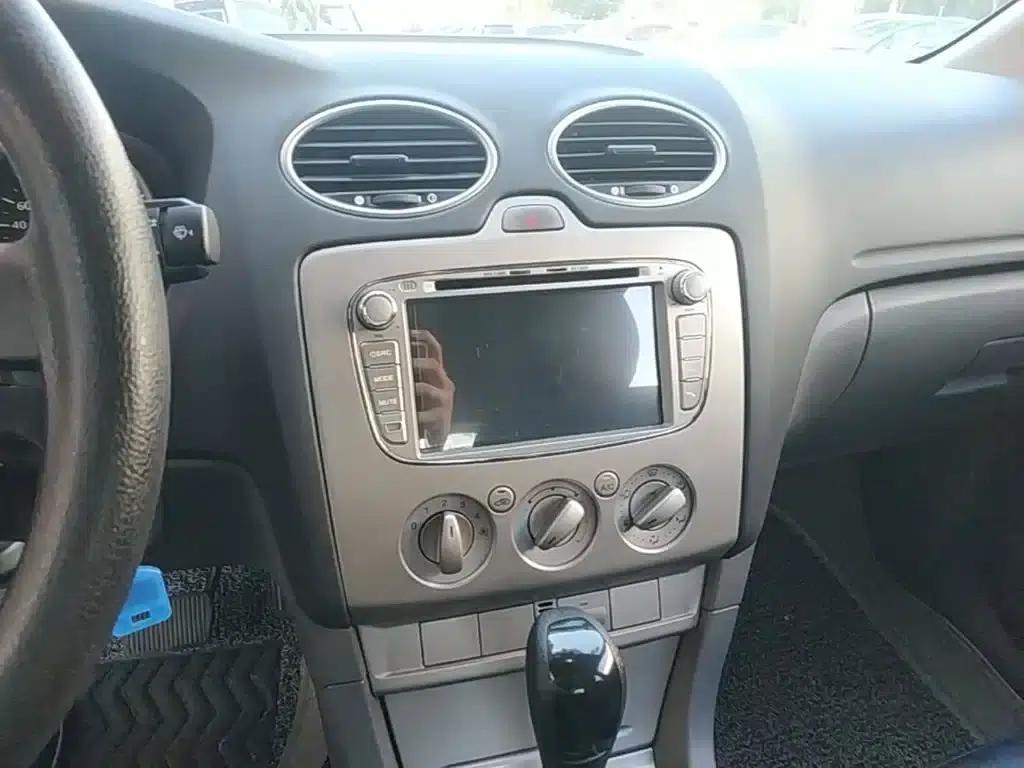 Ford Focus 2013 Hatchback Classic 1.8L Automatic Basic Model — миниатюра 13