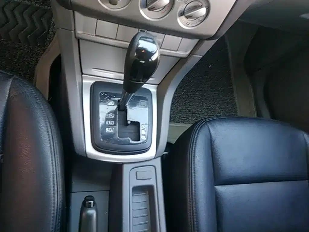 Ford Focus 2013 Hatchback Classic 1.8L Automatic Basic Model — миниатюра 14