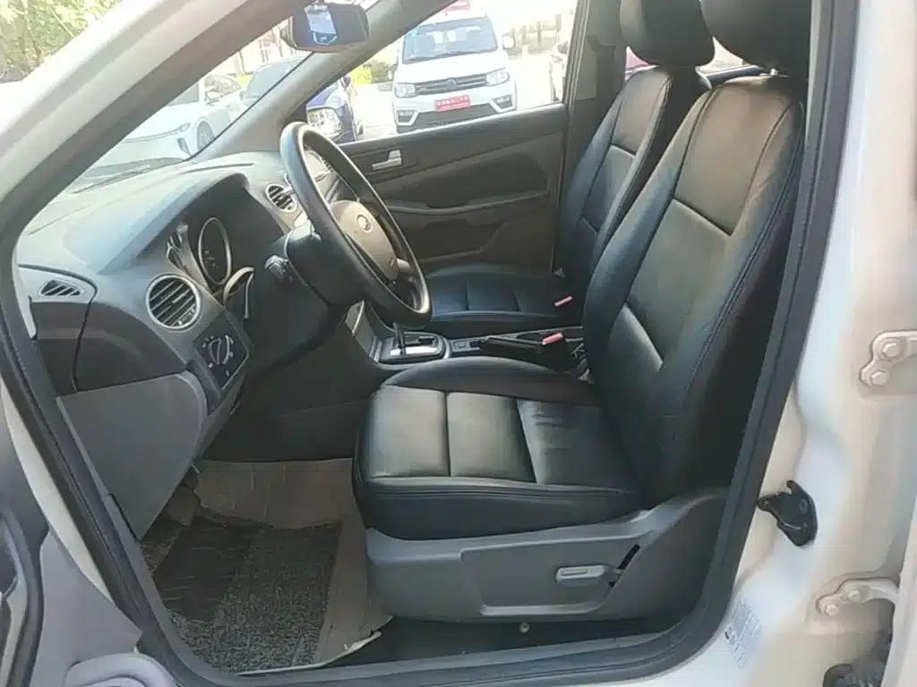 Ford Focus 2013 Hatchback Classic 1.8L Automatic Basic Model — миниатюра 15