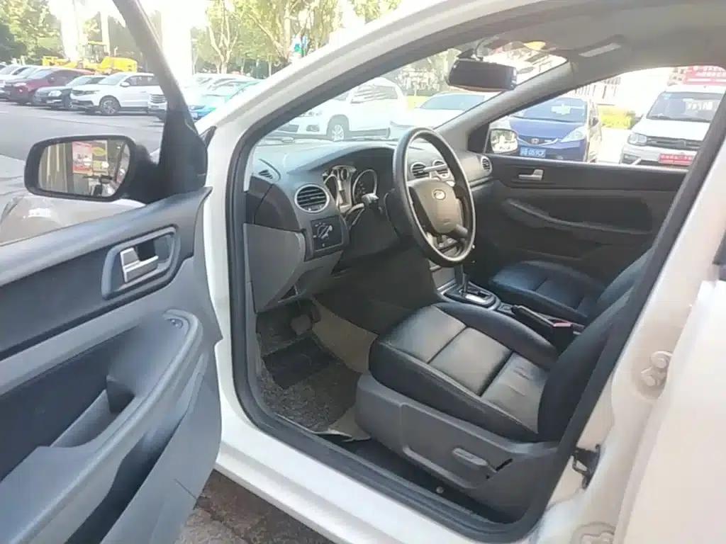 Ford Focus 2013 Hatchback Classic 1.8L Automatic Basic Model — миниатюра 16