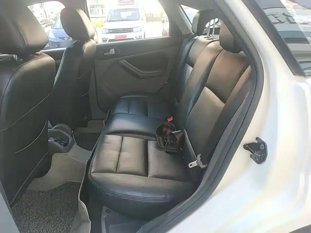 Ford Focus 2013 Hatchback Classic 1.8L Automatic Basic Model — миниатюра 17