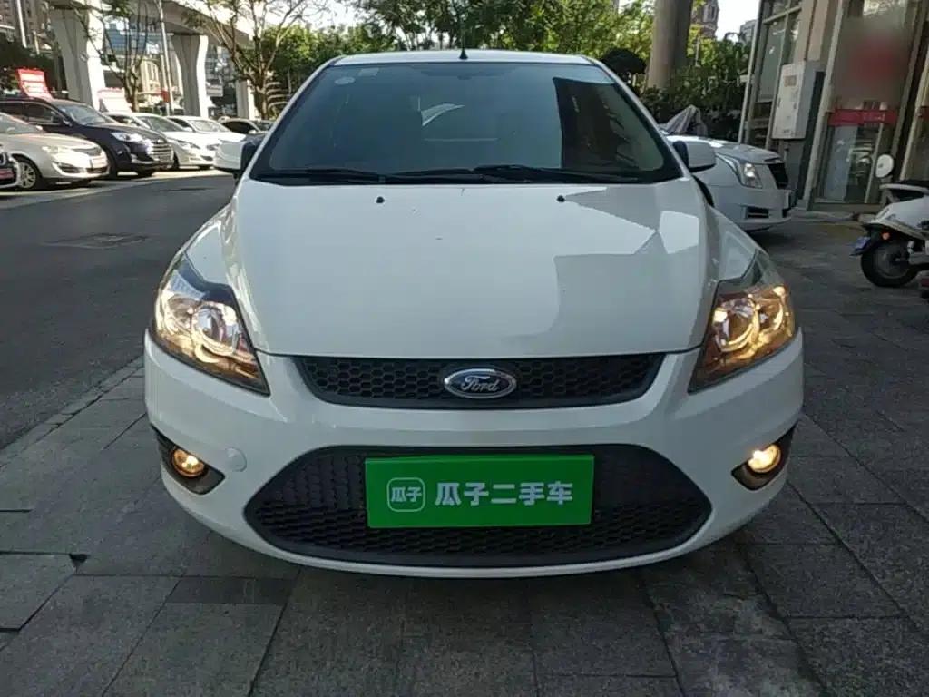 Ford Focus 2013 Hatchback Classic 1.8L Automatic Basic Model — миниатюра 3