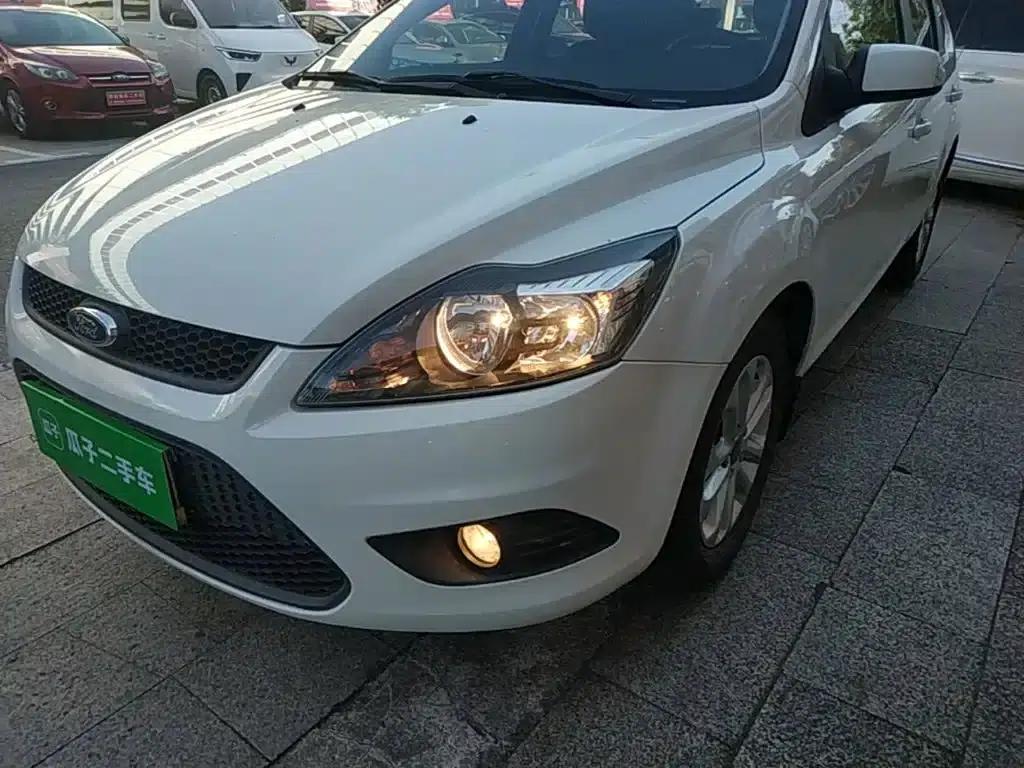Ford Focus 2013 Hatchback Classic 1.8L Automatic Basic Model — миниатюра 24