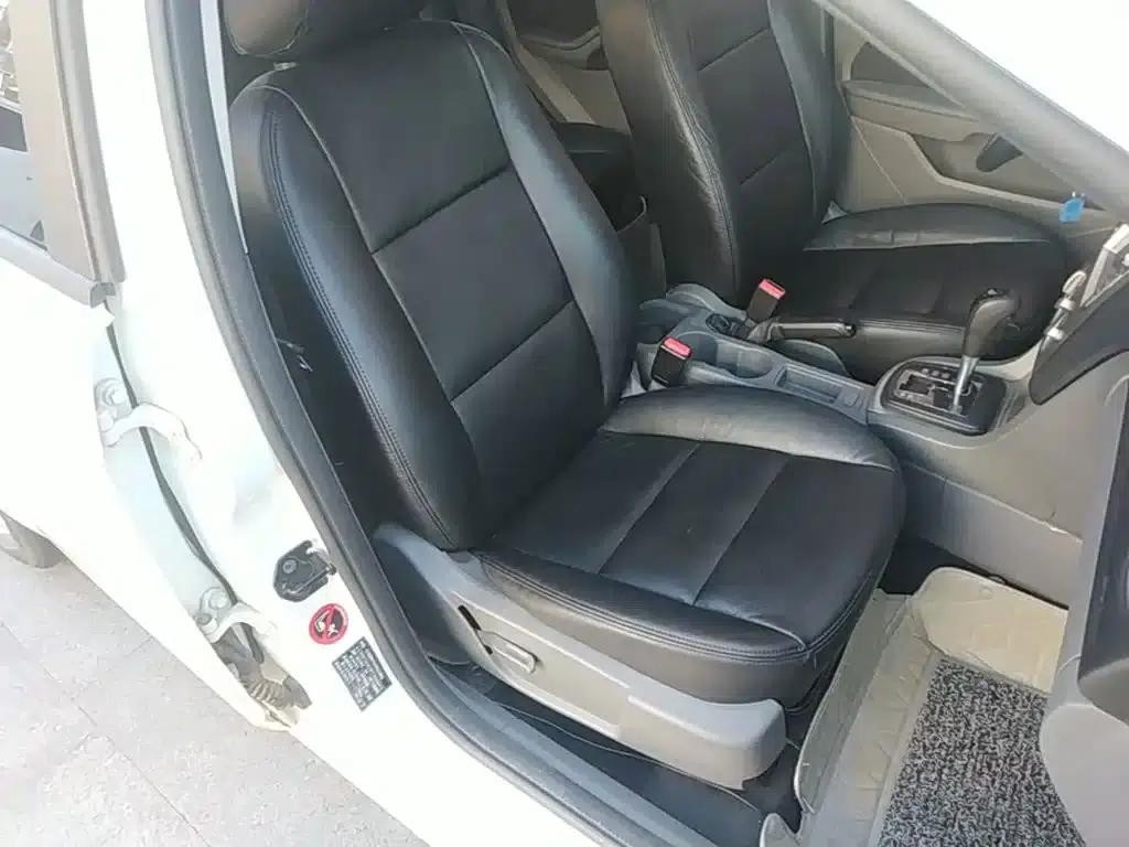 Ford Focus 2013 Hatchback Classic 1.8L Automatic Basic Model — миниатюра 25