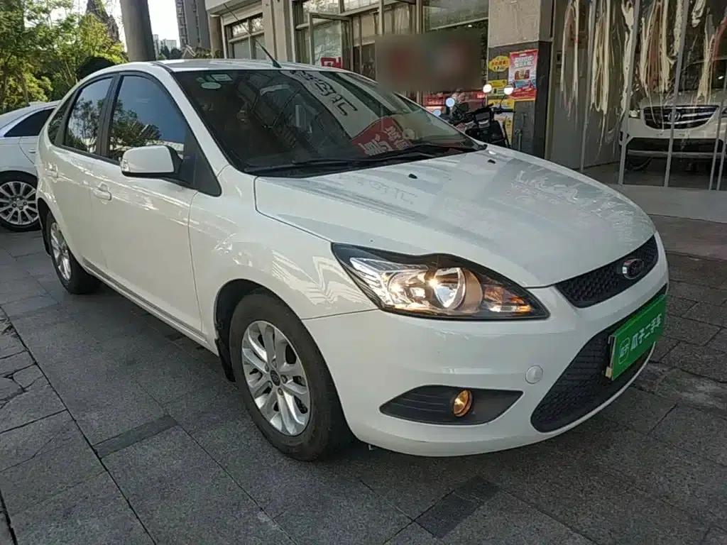 Ford Focus 2013 Hatchback Classic 1.8L Automatic Basic Model — миниатюра 4
