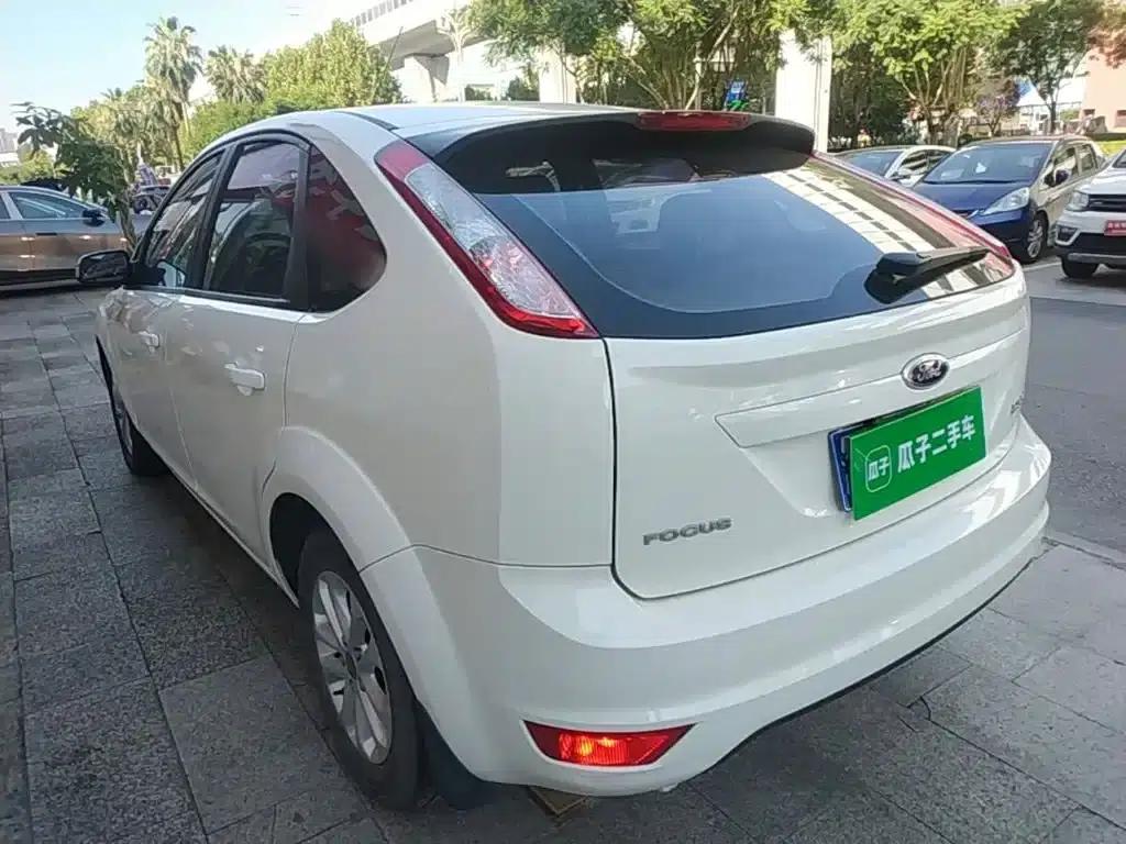 Ford Focus 2013 Hatchback Classic 1.8L Automatic Basic Model — миниатюра 5
