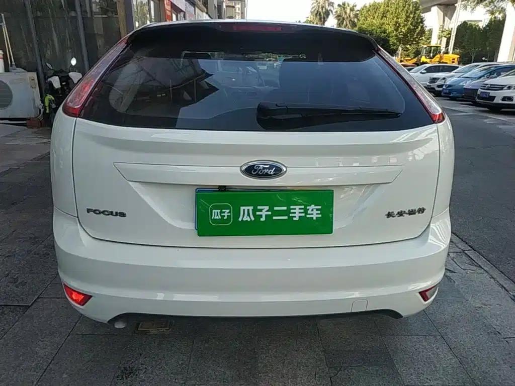 Ford Focus 2013 Hatchback Classic 1.8L Automatic Basic Model — миниатюра 6