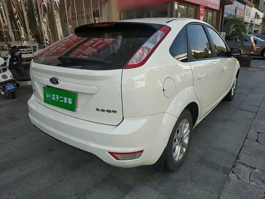 Ford Focus 2013 Hatchback Classic 1.8L Automatic Basic Model — миниатюра 7