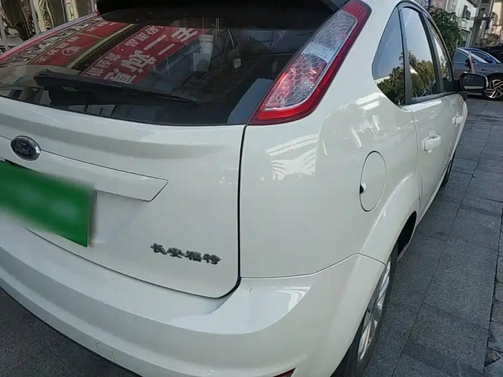 Ford Focus 2013 Hatchback Classic 1.8L Automatic Basic Model — миниатюра 8