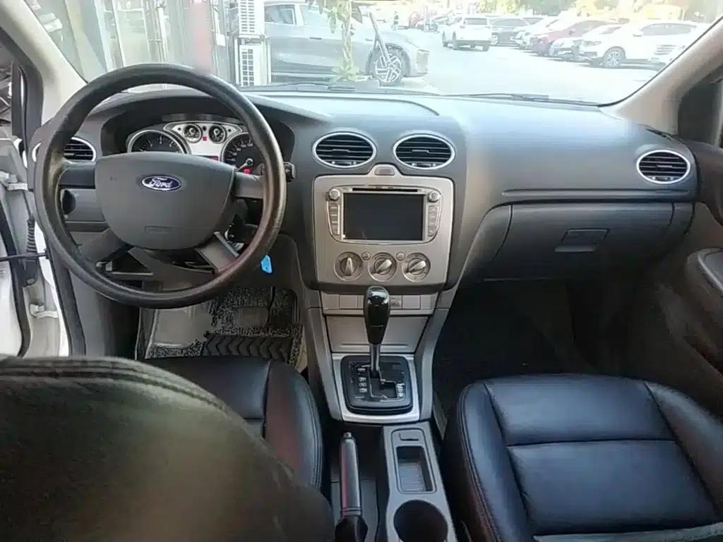 Ford Focus 2013 Hatchback Classic 1.8L Automatic Basic Model — миниатюра 10