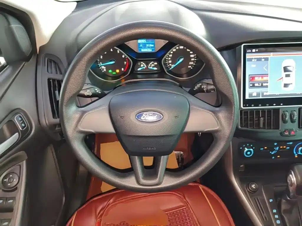 Ford Focus 2015 Hatchback 1.6L Automatic Comfort — миниатюра 11