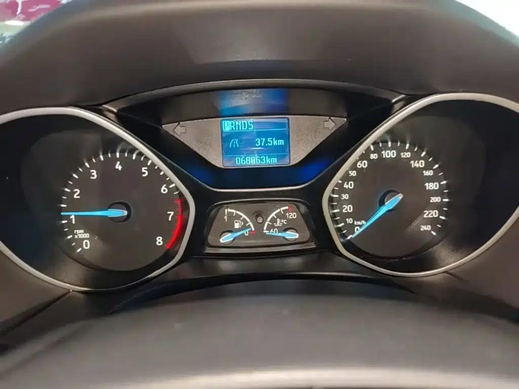 Ford Focus 2015 Hatchback 1.6L Automatic Comfort — миниатюра 12