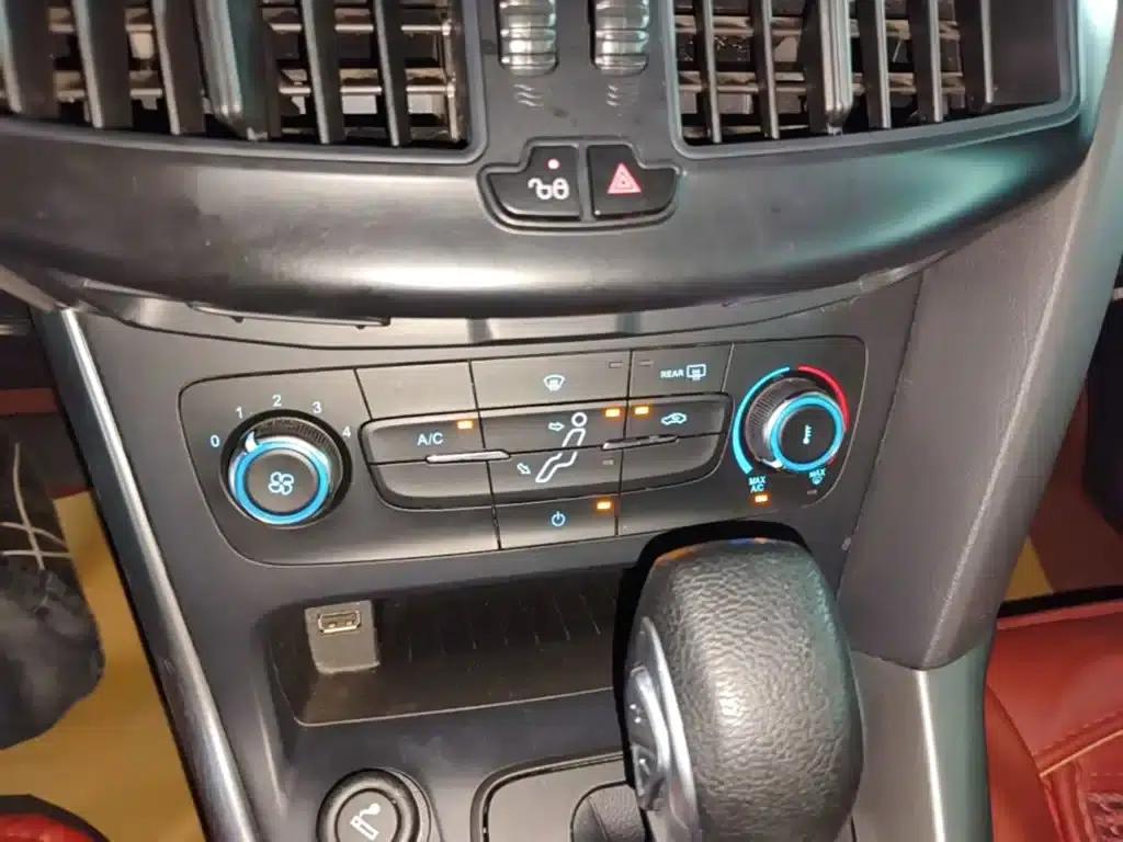 Ford Focus 2015 Hatchback 1.6L Automatic Comfort — миниатюра 13