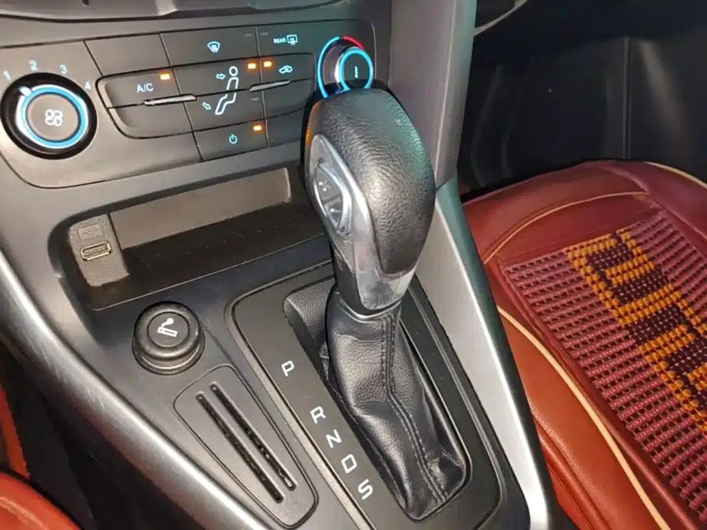 Ford Focus 2015 Hatchback 1.6L Automatic Comfort — миниатюра 14