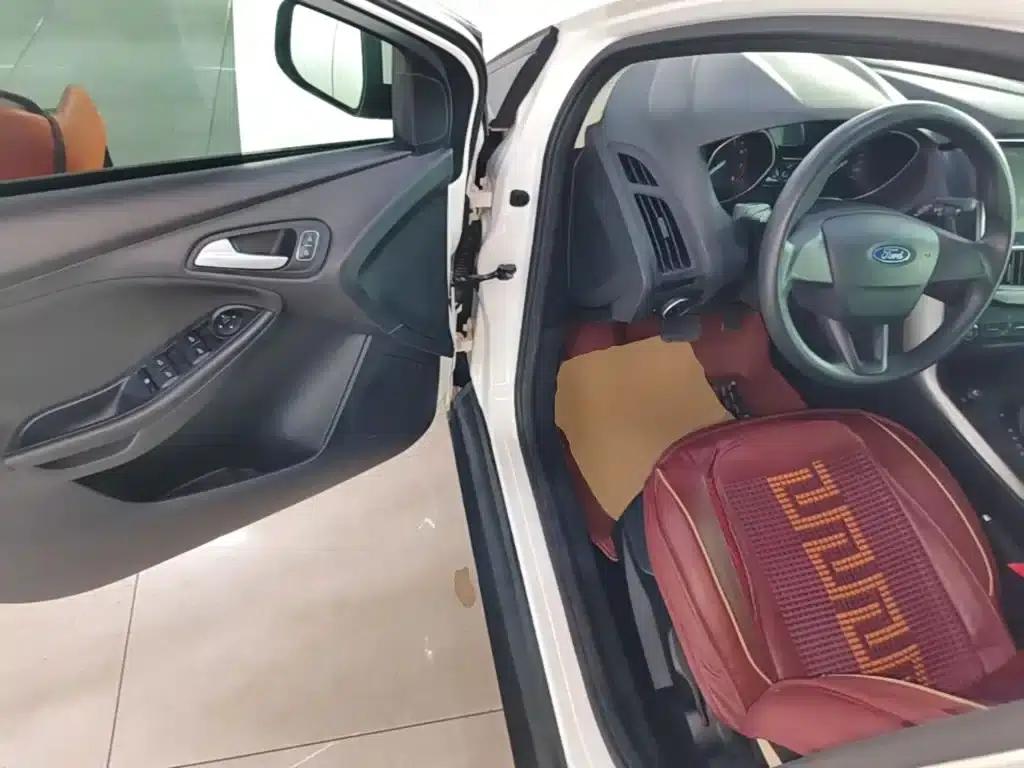 Ford Focus 2015 Hatchback 1.6L Automatic Comfort — миниатюра 16