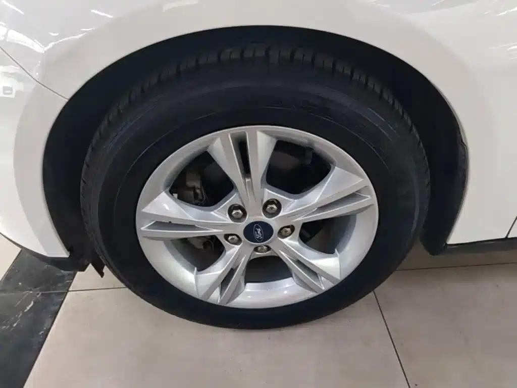 Ford Focus 2015 Hatchback 1.6L Automatic Comfort — миниатюра 23
