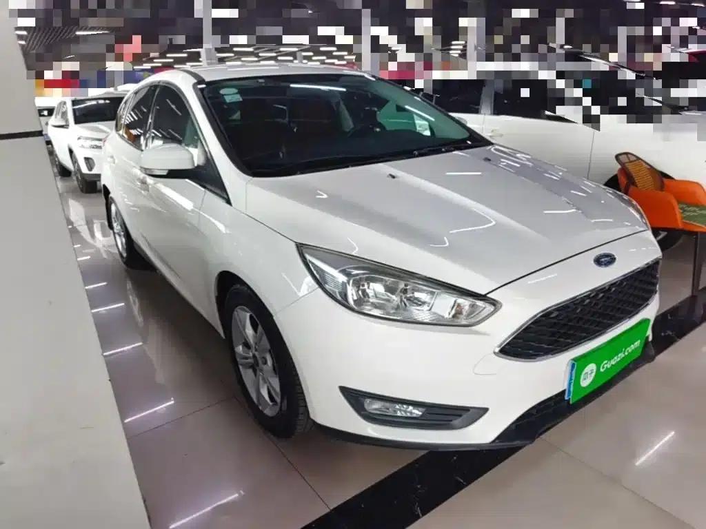 Ford Focus 2015 Hatchback 1.6L Automatic Comfort — миниатюра 4
