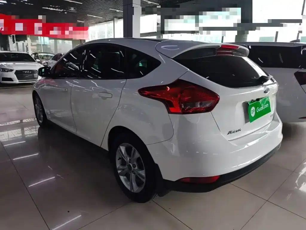 Ford Focus 2015 Hatchback 1.6L Automatic Comfort — миниатюра 5