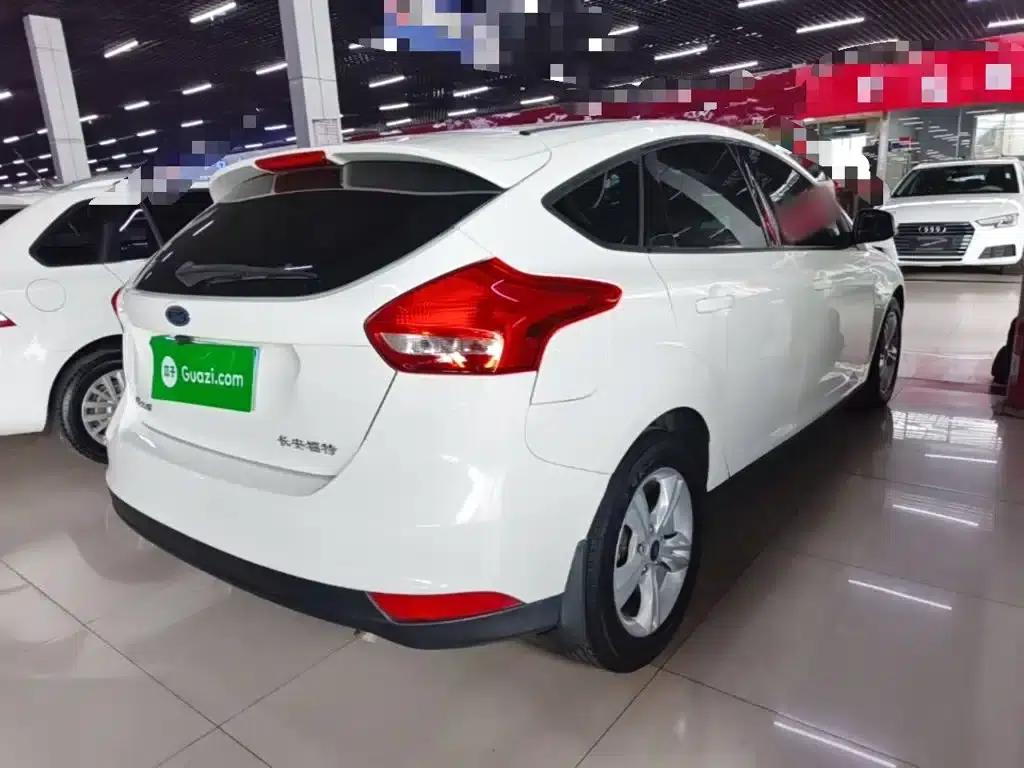 Ford Focus 2015 Hatchback 1.6L Automatic Comfort — миниатюра 7