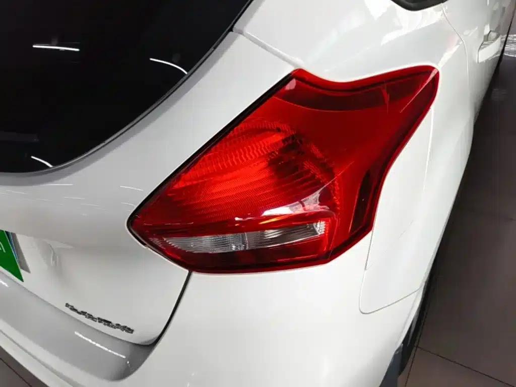 Ford Focus 2015 Hatchback 1.6L Automatic Comfort — миниатюра 8
