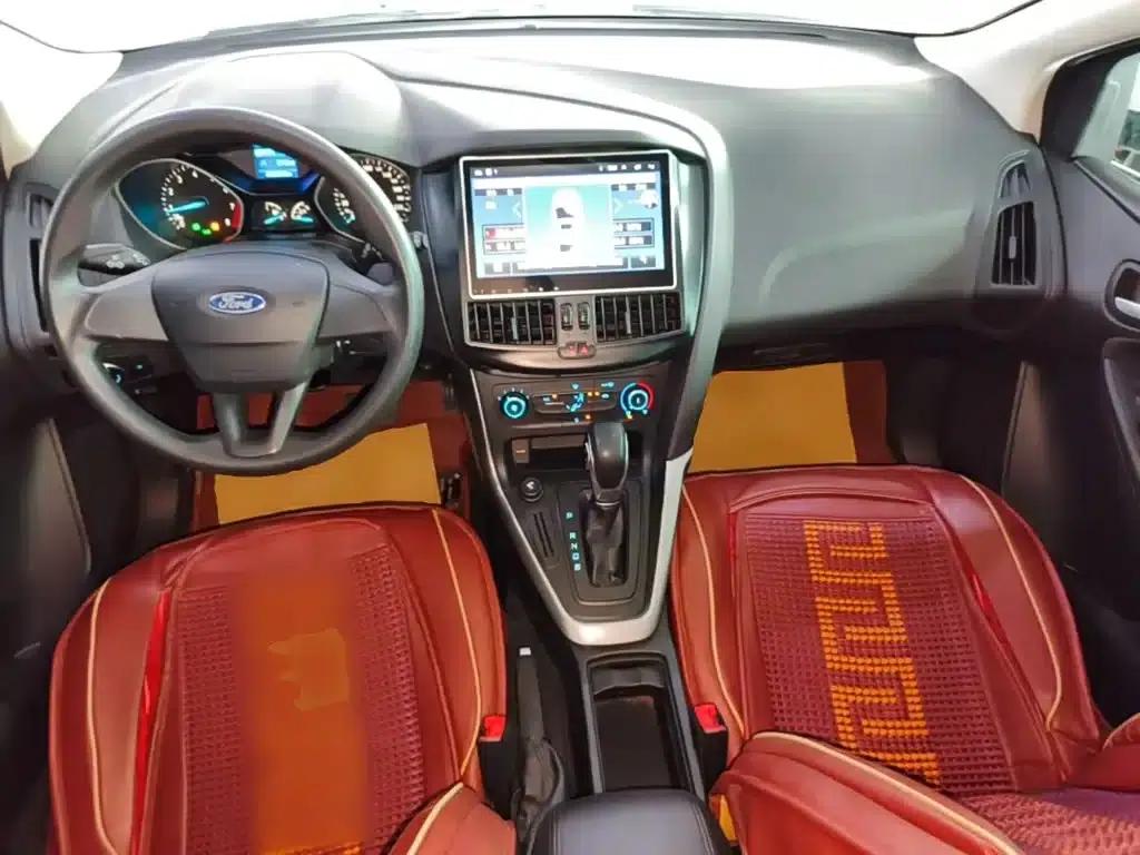 Ford Focus 2015 Hatchback 1.6L Automatic Comfort — миниатюра 10