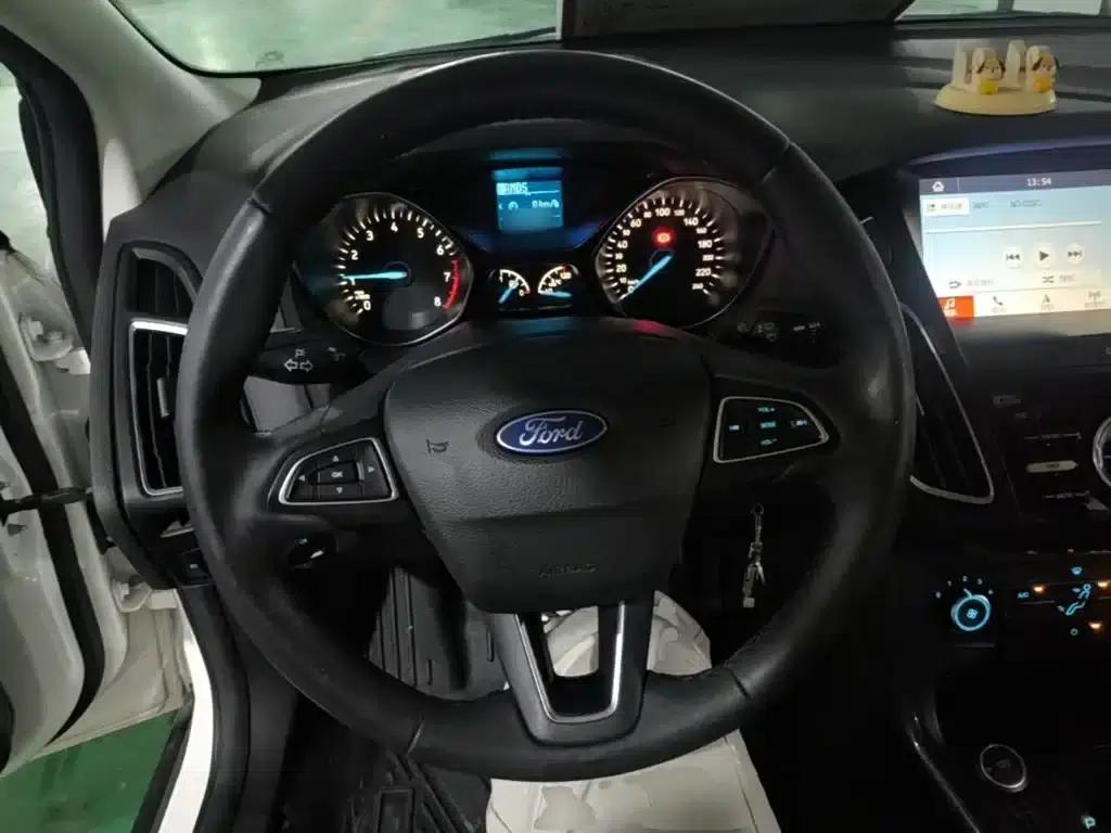 Ford Focus 2018 Sedan Classic 1.6L Automatic Fashion Smart Edition — миниатюра 11