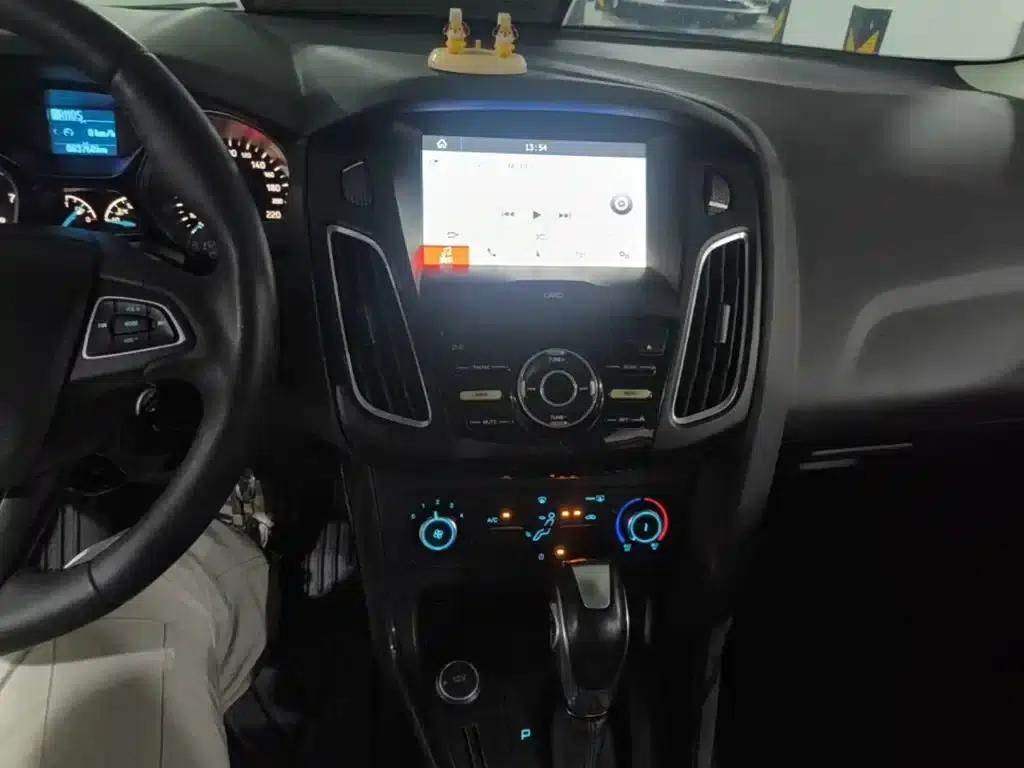Ford Focus 2018 Sedan Classic 1.6L Automatic Fashion Smart Edition — миниатюра 13
