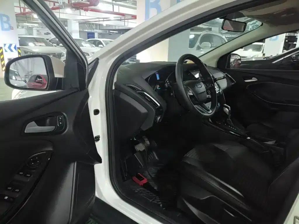 Ford Focus 2018 Sedan Classic 1.6L Automatic Fashion Smart Edition — миниатюра 16
