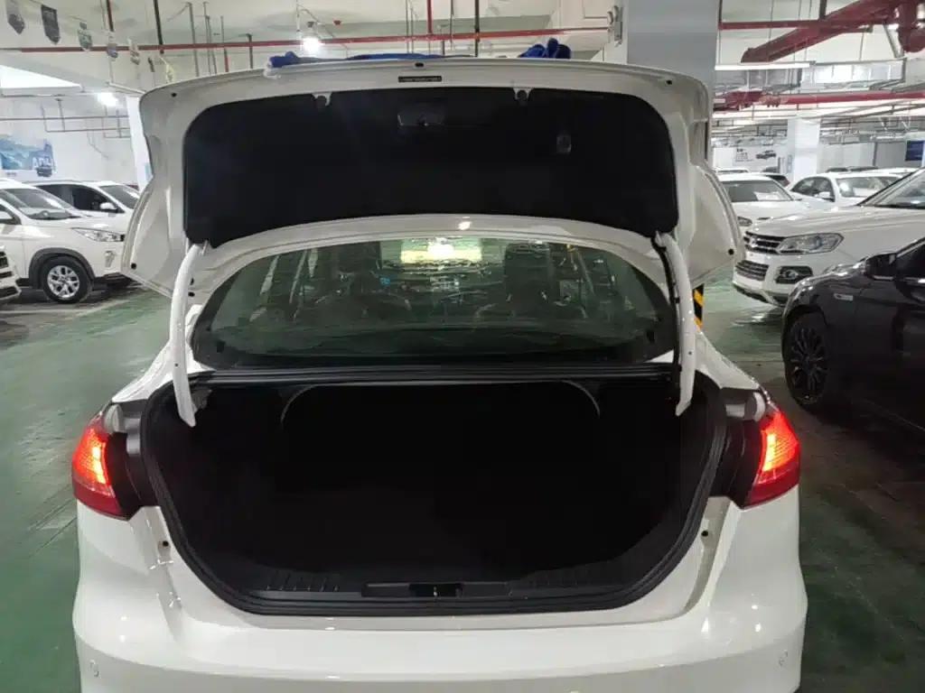 Ford Focus 2018 Sedan Classic 1.6L Automatic Fashion Smart Edition — миниатюра 19