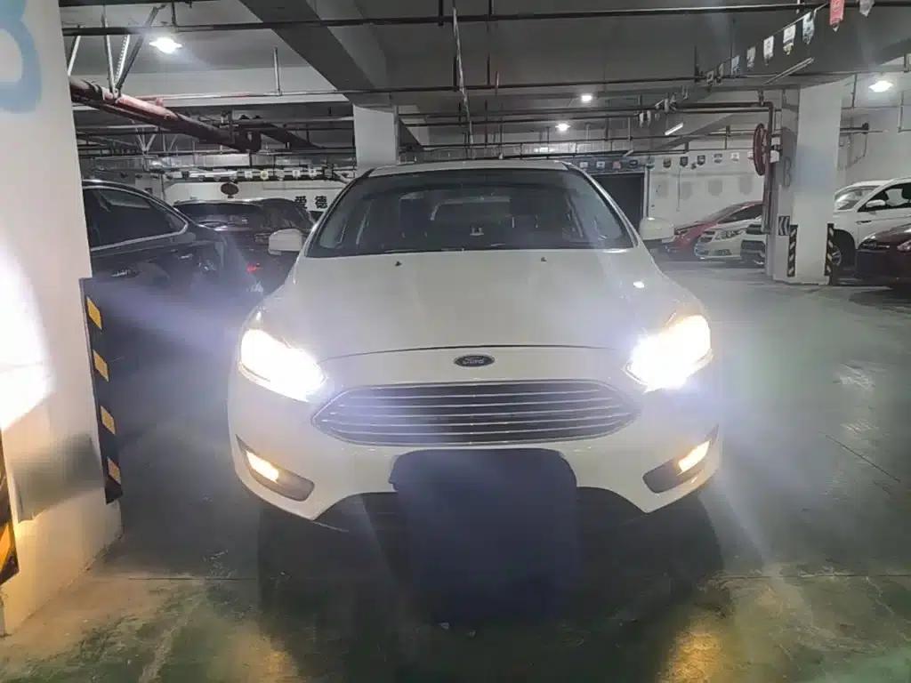 Ford Focus 2018 Sedan Classic 1.6L Automatic Fashion Smart Edition — миниатюра 3