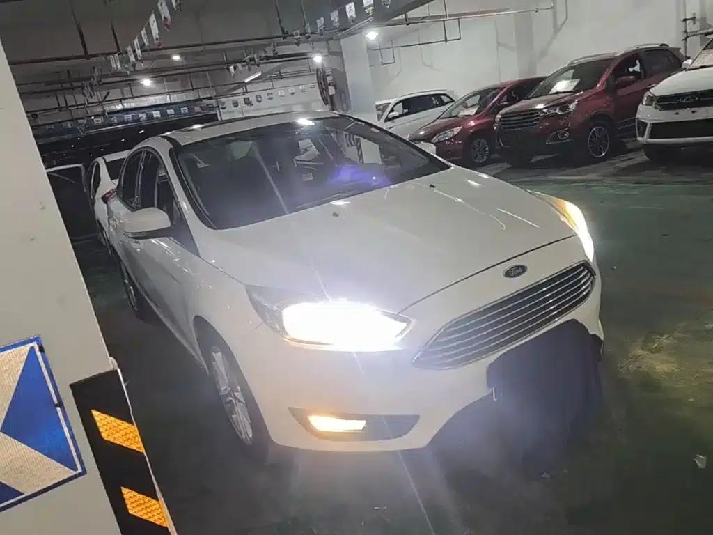 Ford Focus 2018 Sedan Classic 1.6L Automatic Fashion Smart Edition — миниатюра 4