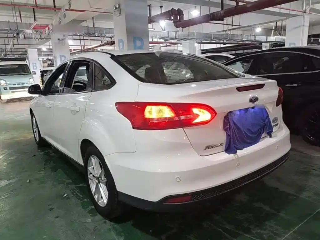 Ford Focus 2018 Sedan Classic 1.6L Automatic Fashion Smart Edition — миниатюра 5