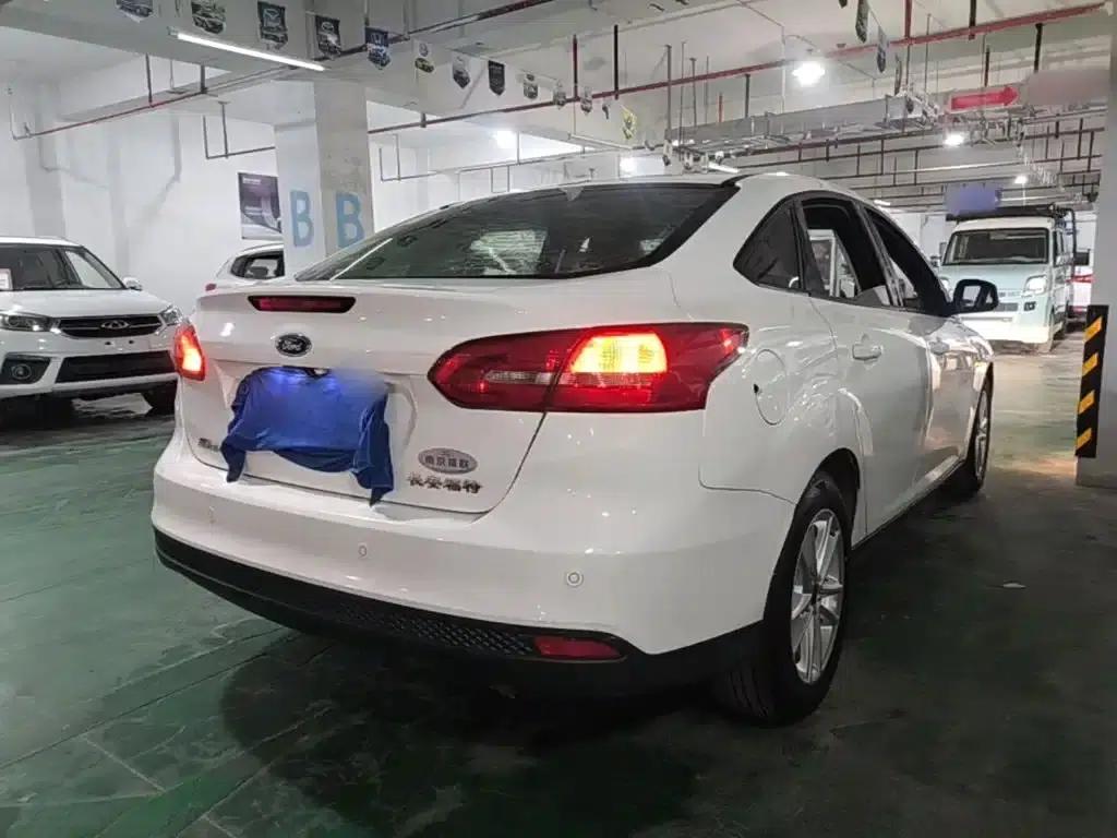 Ford Focus 2018 Sedan Classic 1.6L Automatic Fashion Smart Edition — миниатюра 7