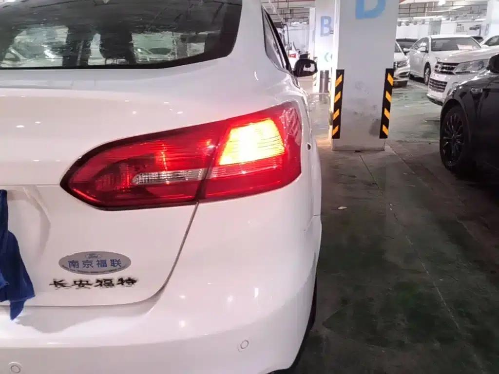Ford Focus 2018 Sedan Classic 1.6L Automatic Fashion Smart Edition — миниатюра 8