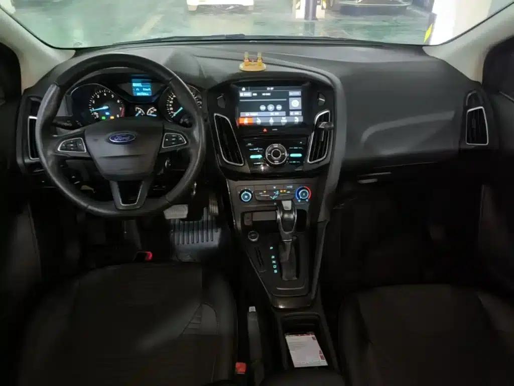 Ford Focus 2018 Sedan Classic 1.6L Automatic Fashion Smart Edition — миниатюра 10