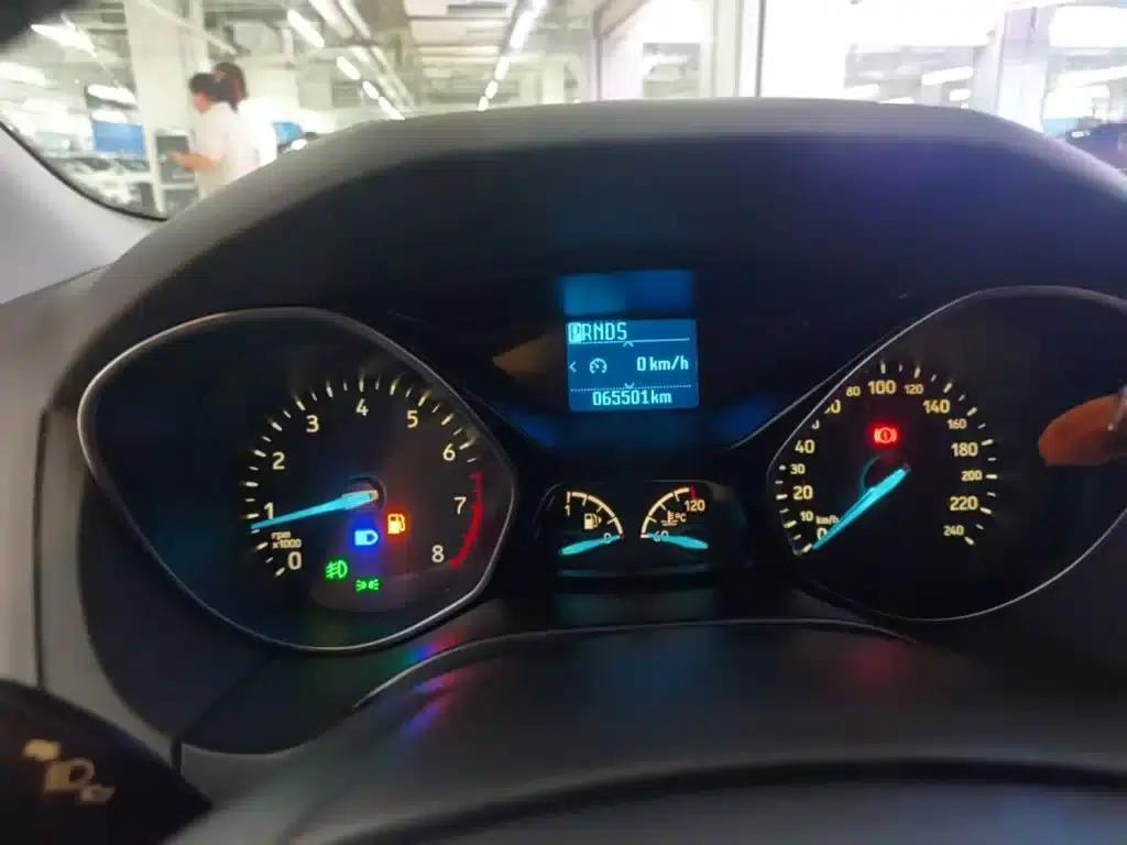 2015 Ford Focus Hatchback EcoBoost 125 Automatic Super Sport Edition — миниатюра 12