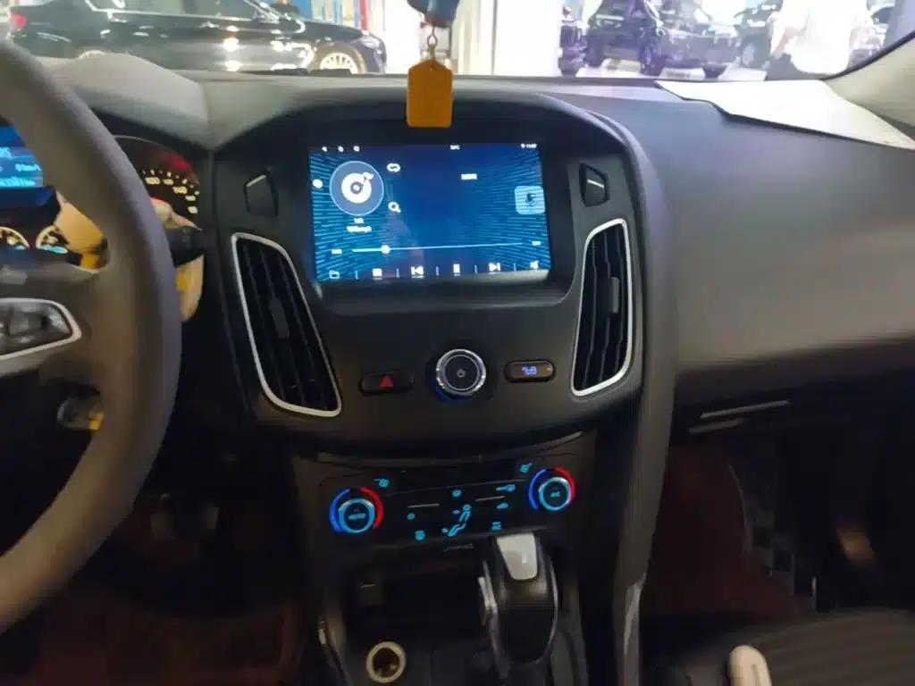2015 Ford Focus Hatchback EcoBoost 125 Automatic Super Sport Edition — миниатюра 13