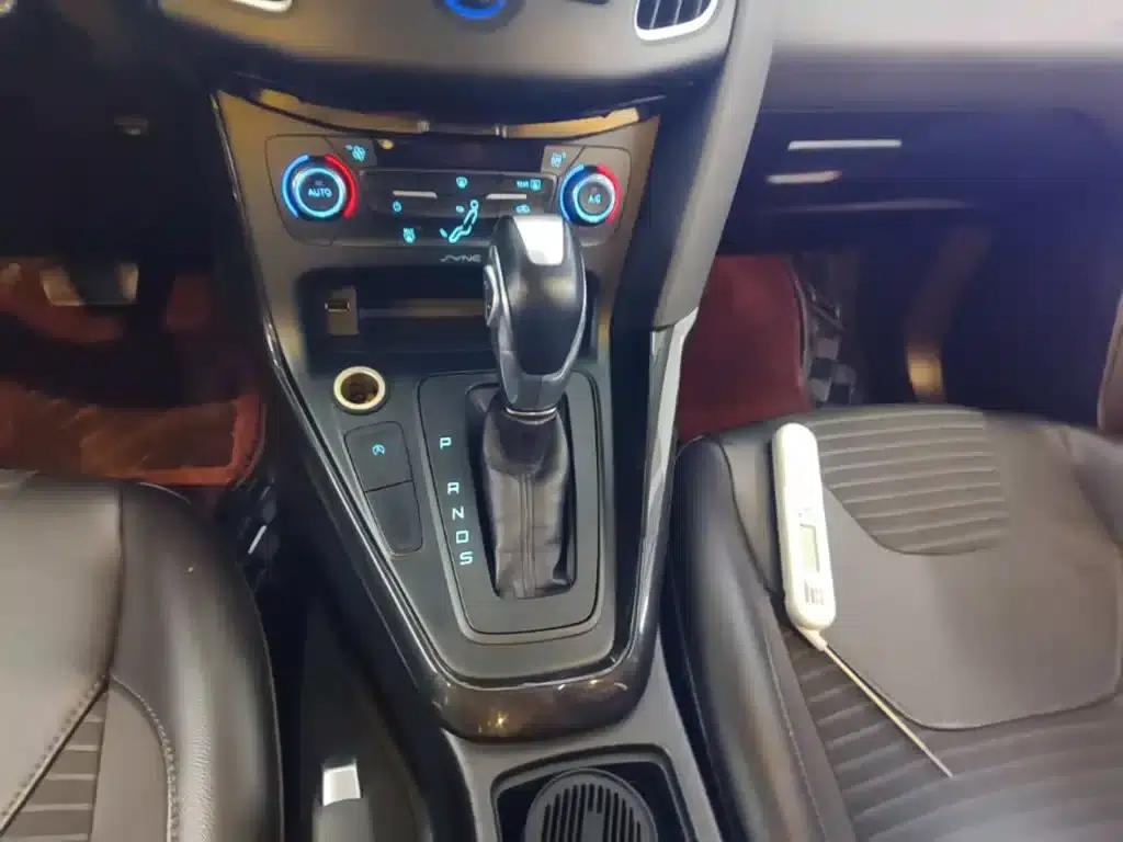 2015 Ford Focus Hatchback EcoBoost 125 Automatic Super Sport Edition — миниатюра 14