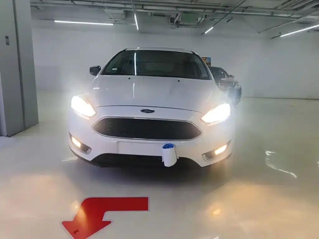 2015 Ford Focus Hatchback EcoBoost 125 Automatic Super Sport Edition — миниатюра 3