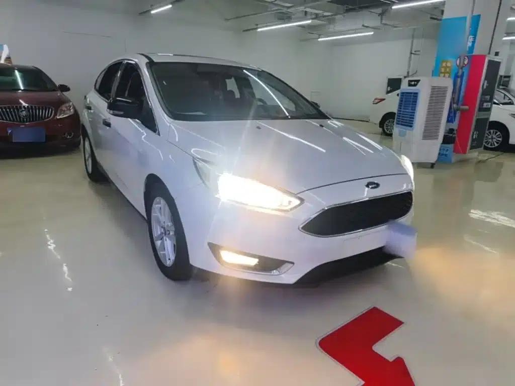 2015 Ford Focus Hatchback EcoBoost 125 Automatic Super Sport Edition — миниатюра 4