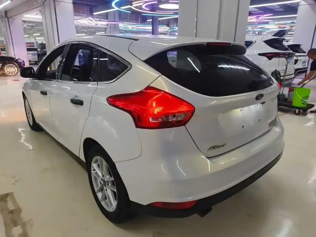 2015 Ford Focus Hatchback EcoBoost 125 Automatic Super Sport Edition — миниатюра 5