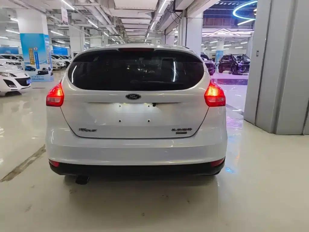 2015 Ford Focus Hatchback EcoBoost 125 Automatic Super Sport Edition — миниатюра 6