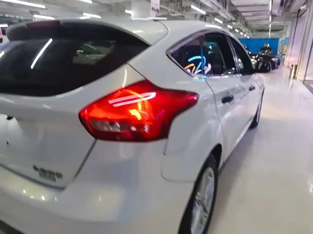 2015 Ford Focus Hatchback EcoBoost 125 Automatic Super Sport Edition — миниатюра 8