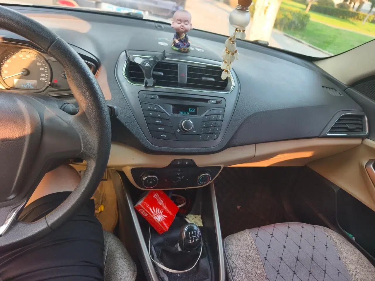 Ford Escort 2017 1.5L Manual Comfort Model — миниатюра 13