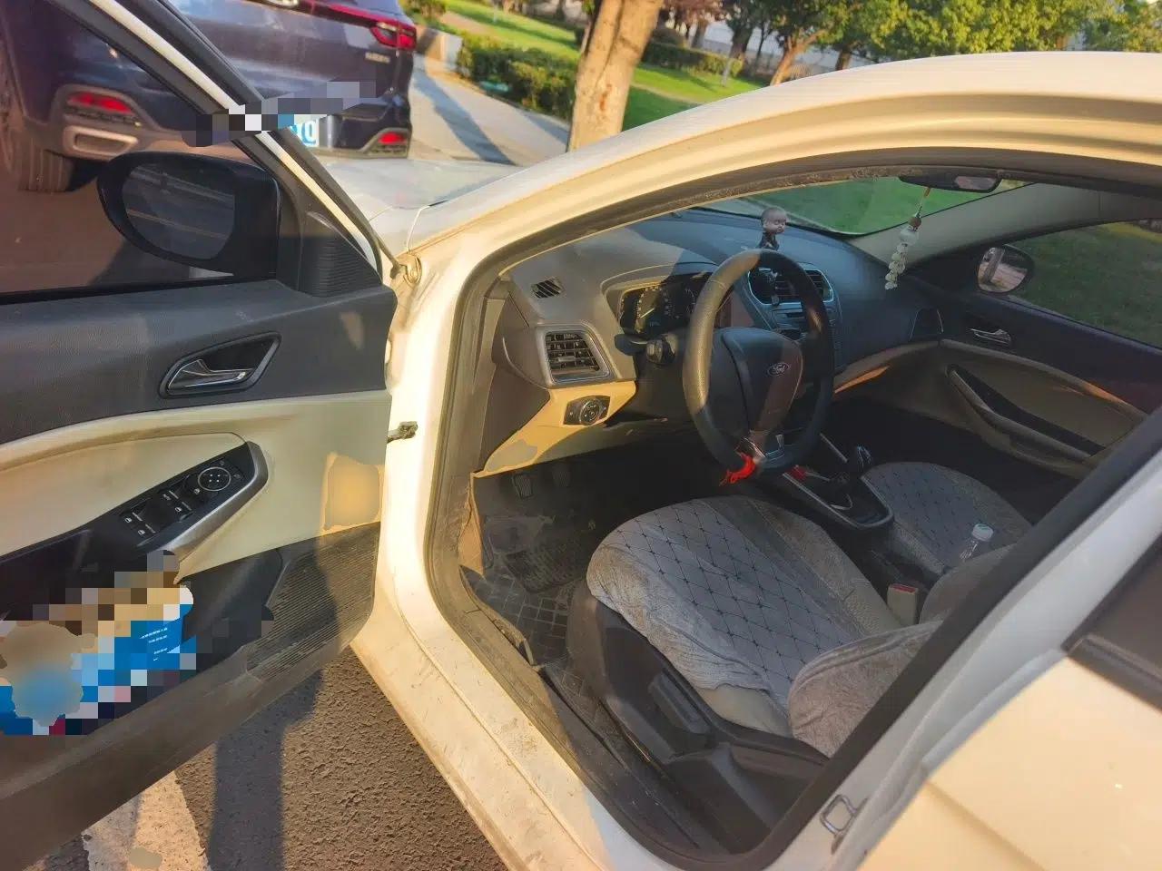 Ford Escort 2017 1.5L Manual Comfort Model — миниатюра 16