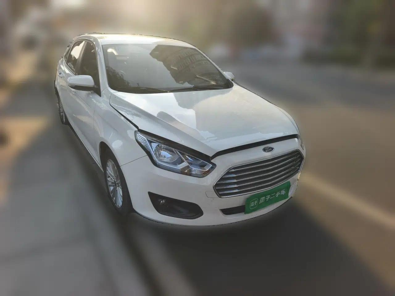 Ford Escort 2017 1.5L Manual Comfort Model — миниатюра 3